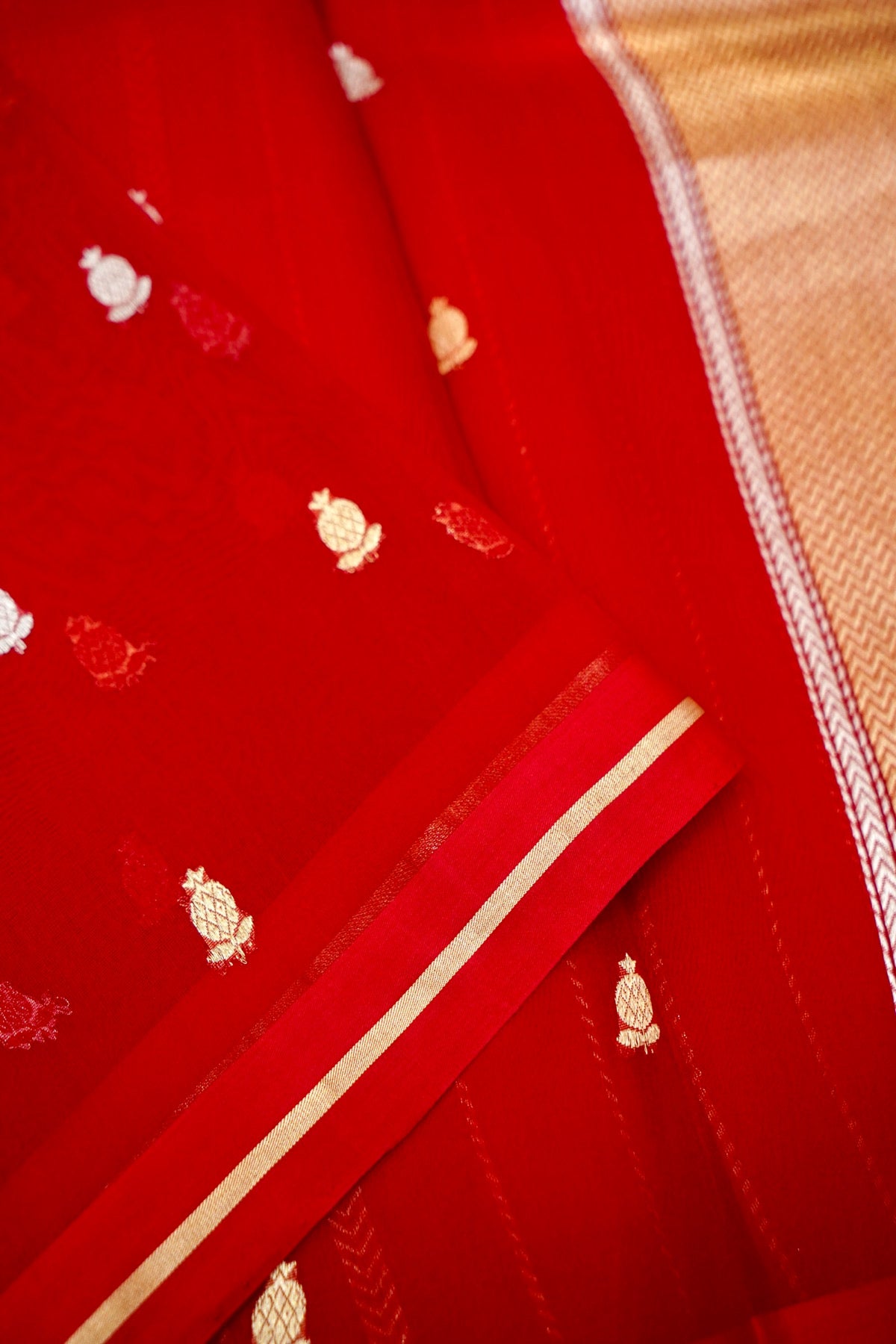 MAROON RED KORA